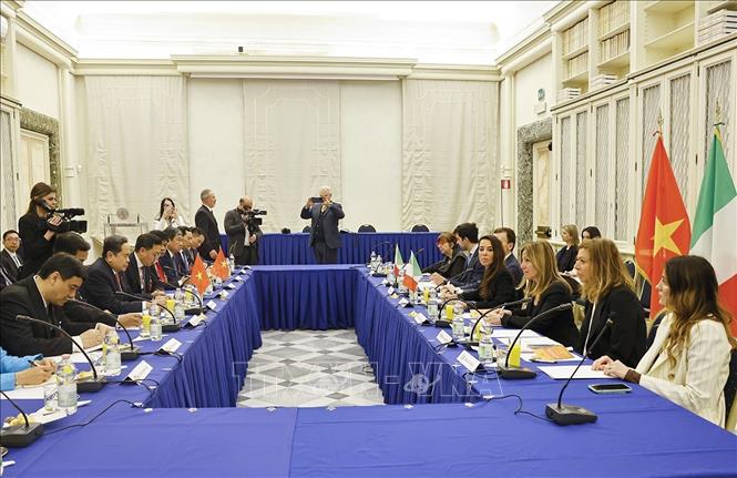 Chủ tịch Quốc hội Trần Thanh Mẫn gặp Phó Chủ tịch Thượng viện Italy Licia Ronzulli. Ảnh: Doãn Tấn – TTXVN