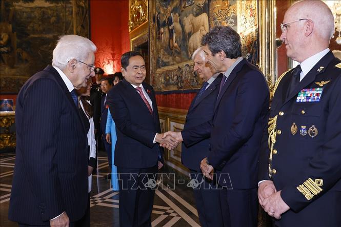 Chủ tịch Quốc hội Trần Thanh Mẫn với các quan chức Italy dự cuộc hội kiến. Ảnh: Doãn Tấn – TTXVN