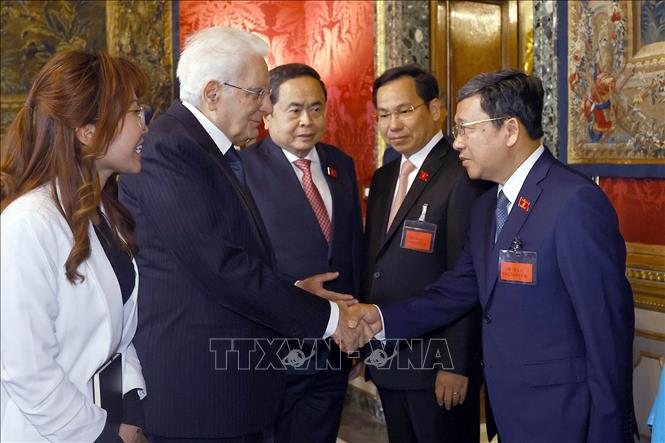 Chủ tịch Quốc hội Trần Thanh Mẫn giới thiệu thành viên đoàn Việt Nam với Tổng thống Italy Sergio Mattarella. Ảnh: Doãn Tấn – TTXVN