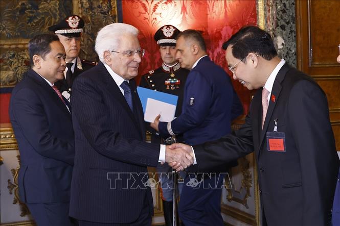 Chủ tịch Quốc hội Trần Thanh Mẫn giới thiệu thành viên đoàn Việt Nam với Tổng thống Italy Sergio Mattarella. Ảnh: Doãn Tấn – TTXVN