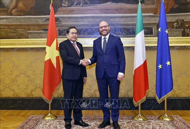 Chủ tịch Quốc hội Trần Thanh Mẫn và Chủ tịch Hạ viện Italy Lorenzo Fontana chụp ảnh chung. Ảnh: Doãn Tấn – TTXVN