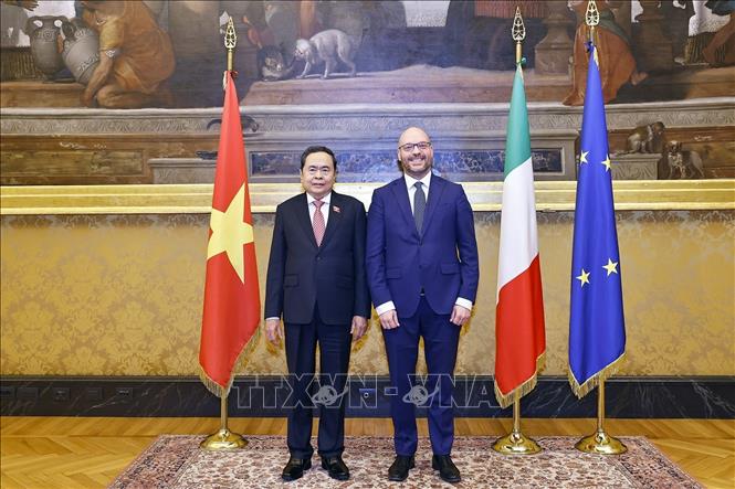 Chủ tịch Quốc hội Trần Thanh Mẫn hội và Chủ tịch Hạ viện Italy Lorenzo Fontana chụp ảnh chung. Ảnh: Doãn Tấn – TTXVN