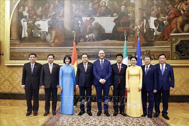 Chủ tịch Quốc hội Trần Thanh Mẫn và Chủ tịch Hạ viện Italy Lorenzo Fontana với đại biểu. Ảnh: Doãn Tấn – TTXVN