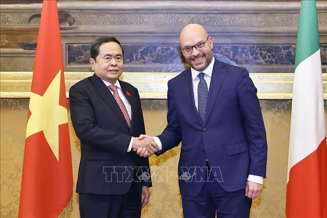 Chairman of the National Assembly Tran Thanh Man and Lorenzo Fontana, President of Italian Chamber of Deputies. VNA Photo: Doãn Tấn