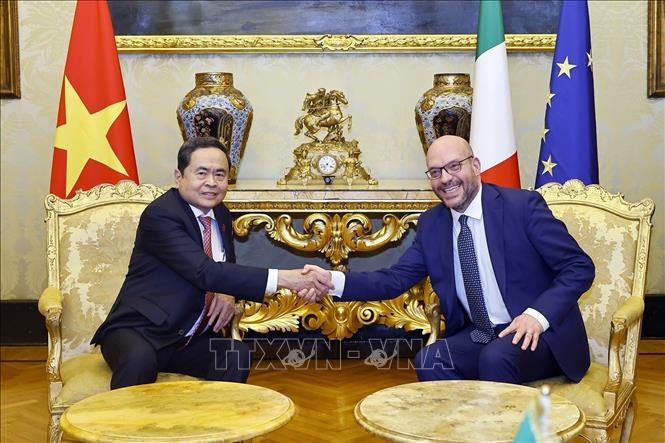 Chairman of the National Assembly Tran Thanh Man meets with Lorenzo Fontana, President of Italian Chamber of Deputies. VNA Photo: Doãn Tấn