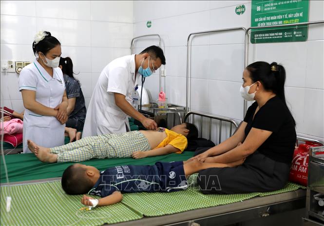 Bác sĩ thăm khám cho bệnh nhi nhập viện do thời tiết nắng nóng. Ảnh: Văn Tý - TTXVN