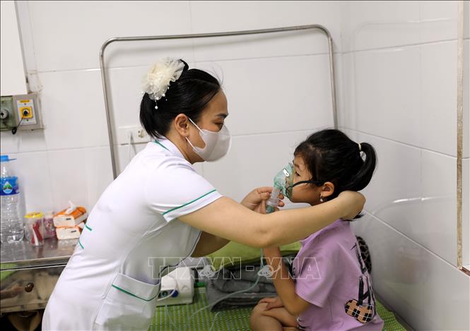 Nhiều trẻ nhập viện do thời tiết nắng nóng với các bệnh như: tiêu chảy cấp, viêm da, dị ứng, cúm, sốt virus.  Ảnh: Văn Tý - TTXVN