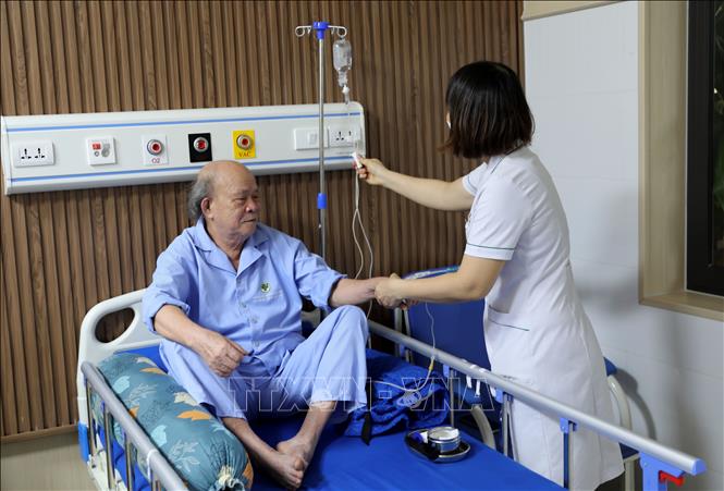 Người già nhập viện do thời tiết nắng nóng. Ảnh: Văn Tý - TTXVN