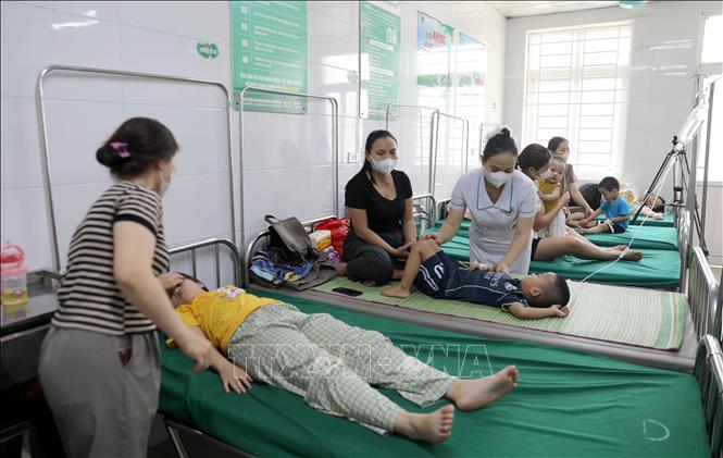 Nhiều bệnh nhi nhập viện do nắng nóng. Ảnh: Văn Tý - TTXVN