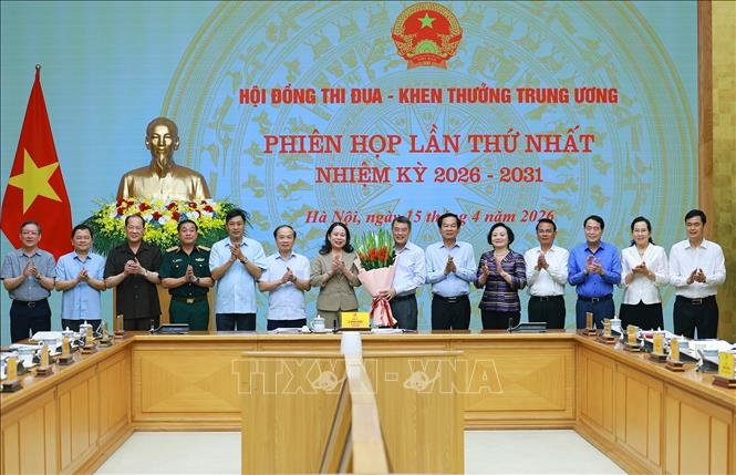 Phó Chủ tịch nước Võ Thị Ánh Xuân tặng hoa chúc mừng Thủ tướng Lê Minh Hưng, Chủ tịch Hội đồng Thi đua - Khen thưởng Trung ương. Ảnh: Dương Giang - TTXVN
