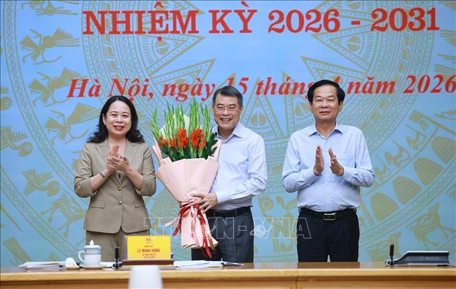 Phó Chủ tịch nước Võ Thị Ánh Xuân tặng hoa chúc mừng Thủ tướng Lê Minh Hưng, Chủ tịch Hội đồng Thi đua - Khen thưởng Trung ương. Ảnh: Dương Giang - TTXVN
