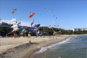 Nắng nóng, người dân đổ về các bãi biển 'giải nhiệt'