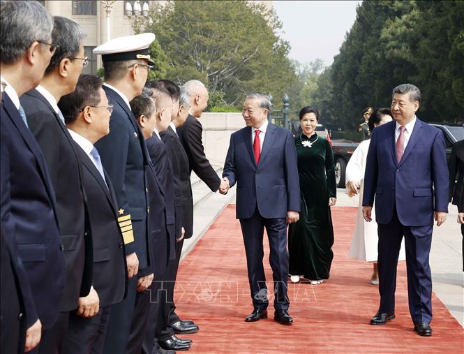 Tổng Bí thư, Chủ tịch nước Tô Lâm với thành viên chính thức Đoàn Trung Quốc tại Lễ đón. Ảnh: Thống Nhất – TTXVN
