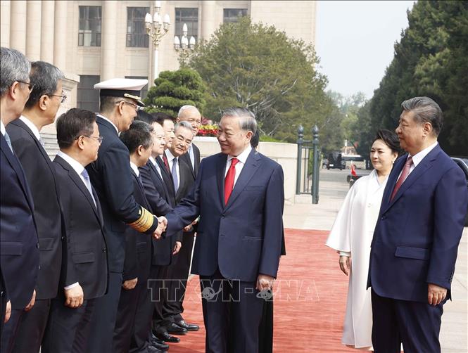 Tổng Bí thư, Chủ tịch nước Tô Lâm với thành viên chính thức Đoàn Trung Quốc tại Lễ đón. Ảnh: Thống Nhất – TTXVN