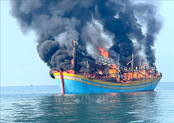 Tàu cá mang số hiệu BTh95768TS bị cháy trên biển Phú Hài (Lâm Đồng). Ảnh: Nguyễn Thanh - TTXVN