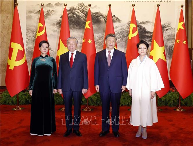 Tổng Bí thư, Chủ tịch nước Tô Lâm và Phu nhân cùng Tổng Bí thư, Chủ tịch nước Trung Quốc Tập Cận Bình và Phu nhân chụp ảnh chung. Ảnh: Thống Nhất – TTXVN
