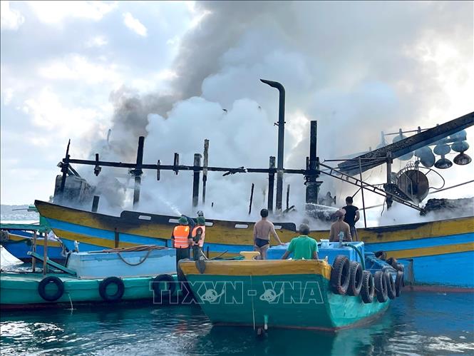 Đồn Biên phòng Thanh Hải đã huy động lực lượng hỗ trợ chữa cháy, cứu người trên tàu cá BTh95768TS trên biển Phú Hài (Lâm Đồng). Ảnh: Nguyễn Thanh - TTXVN