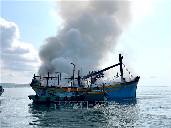 Đồn Biên phòng Thanh Hải đã huy động lực lượng hỗ trợ chữa cháy, cứu người trên tàu cá BTh95768TS trên biển Phú Hài (Lâm Đồng). Ảnh: Nguyễn Thanh - TTXVN