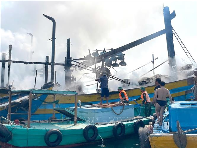 Đồn Biên phòng Thanh Hải đã huy động lực lượng hỗ trợ chữa cháy, cứu người trên tàu cá BTh95768TS trên biển Phú Hài (Lâm Đồng). Ảnh: Nguyễn Thanh - TTXVN