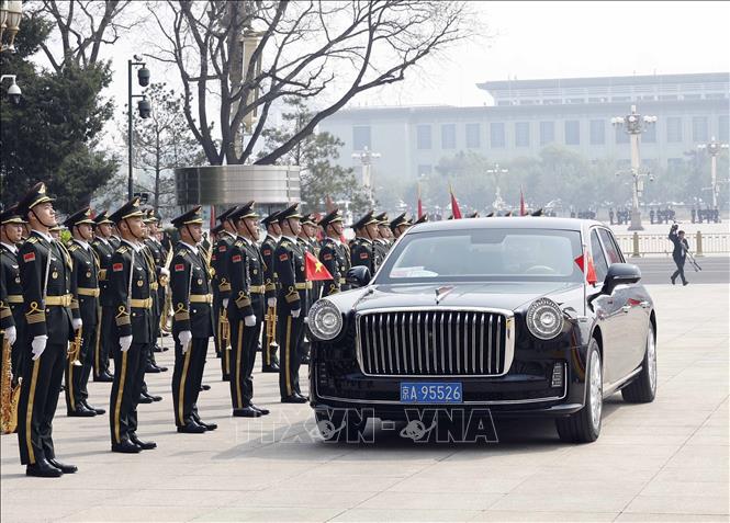 Xe chở Tổng Bí thư, Chủ tịch nước Tô Lâm và Phu nhân tiến vào Đại Lễ đường Nhân dân. Ảnh: Thống Nhất – TTXVN