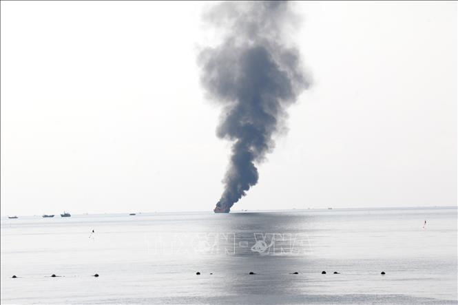 Tàu cá mang số hiệu BTh95768TS bị cháy trên biển Phú Hài (Lâm Đồng). Ảnh: Nguyễn Thanh - TTXVN