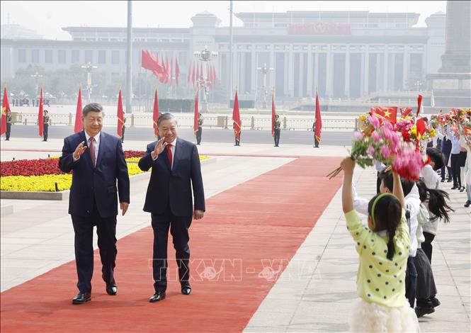 Children of China welcome General Secretary of the Communist Party of China Central Committee and President of China Xi Jinping and General Secretary of the Communist Party of Vietnam (CPV) Central Committee and State President To Lam. VNA Photo: Thống Nhất