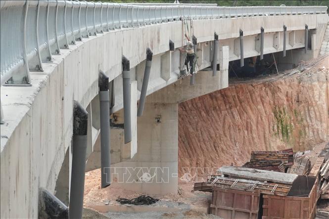 Hệ thống thoát nước mưa cho bề mặt cầu cạn Xuân Hương được bố dọc theo các nhịp dầm cầu. Ảnh: Nguyễn Dũng – TTXVN 