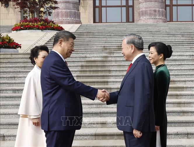 General Secretary of the Communist Party of China Central Committee and President of China Xi Jinping and his spouse welcome General Secretary of the Communist Party of Vietnam (CPV) Central Committee and State President To Lam and his spouse. VNA Photo: Thống Nhất