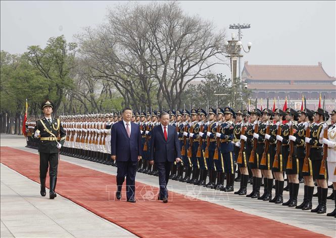 General Secretary of the Communist Party of China Central Committee and President of China Xi Jinping and General Secretary of the Communist Party of Vietnam (CPV) Central Committee and State President To Lam review the Guard of Honour of the People's Liberation Army of China. VNA Photo: Thống Nhất