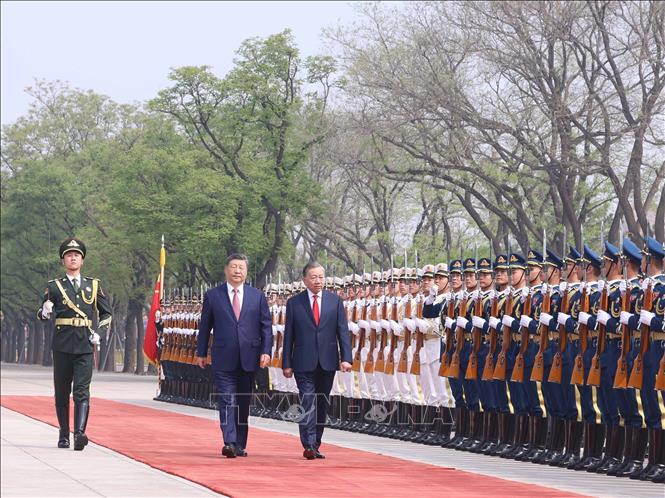 Tổng Bí thư, Chủ tịch nước Tô Lâm và Tổng Bí thư, Chủ tịch nước Trung Quốc Tập Cận Bình duyệt Đội danh dự Quân giải phóng Nhân dân Trung Quốc. Ảnh: Thống Nhất – TTXVN