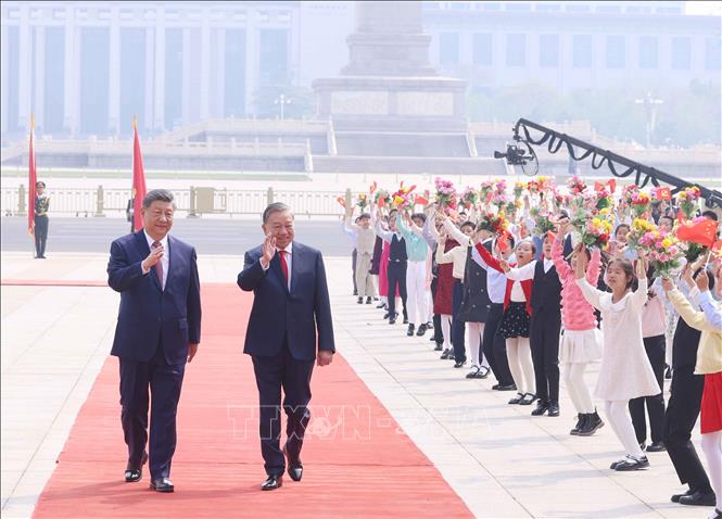 Tổng Bí thư, Chủ tịch nước Tô Lâm và Tổng Bí thư, Chủ tịch nước Trung Quốc Tập Cận Bình với thiếu nhi Trung Quốc tại Lễ đón. Ảnh: Thống Nhất – TTXVN