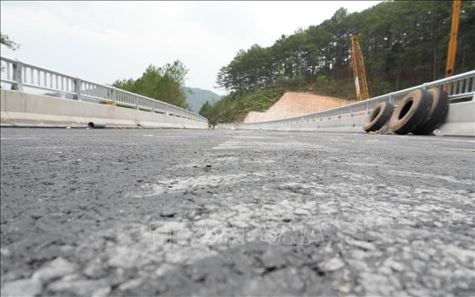 Bề mặt cầu đã được thảm nhựa hoàn toàn, chờ sơn vạch kẻ đường để hoàn thiện. Ảnh: Nguyễn Dũng – TTXVN 