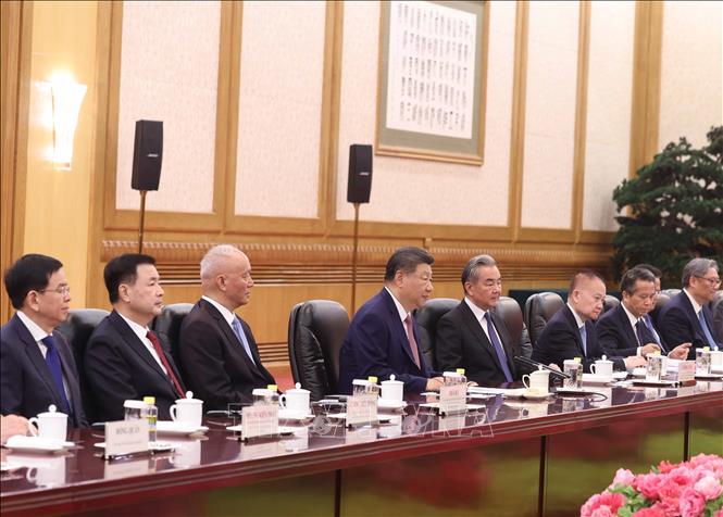 Tổng Bí thư, Chủ tịch nước Trung Quốc Tập Cận Bình và thành viên Đoàn cấp cao Trung Quốc tại cuộc hội đàm với Tổng Bí thư, Chủ tịch nước Tô Lâm và Đoàn cấp cao Việt Nam. Ảnh: Thống Nhất – TTXVN