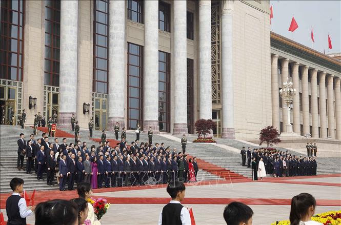 The high-ranking delegations of Vietnam and China at the welcome ceremony. VNA Photo: Thống Nhất