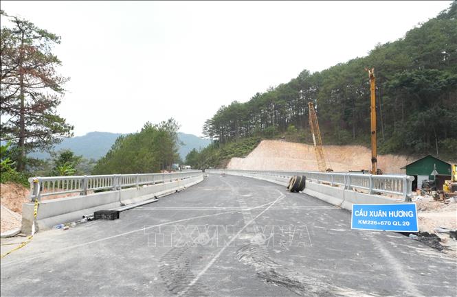 Hạng mục cầu cạn Xuân Hương thuộc Dự án cải tạo, nâng cấp đoạn tuyến qua đèo Mimosa và một số công trình trên quốc lộ 20 (Lâm Đồng), có quy mô thiết kế dài 108,2m, bề rộng 9m, gồm 3 nhịp dầm cầu. Ảnh: Nguyễn Dũng – TTXVN