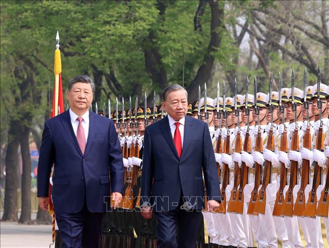 General Secretary of the Communist Party of China Central Committee and President of China Xi Jinping and General Secretary of the Communist Party of Vietnam (CPV) Central Committee and State President To Lam review the Guard of Honour of the People's Liberation Army of China. VNA Photo: Thống Nhất