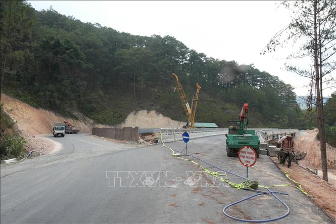 Công trình cầu cạn Xuân Hương sau khi hoàn thành sẽ thay thế cho đoạn đường tránh điểm sạt lở hiện hữu trên đèo Mimosa. Ảnh: Nguyễn Dũng – TTXVN 

