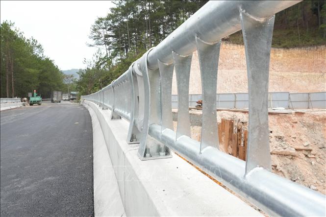 Lan can hai bên thành cầu cạn Xuân Hương hiện đã được hoàn thiện. Ảnh: Nguyễn Dũng – TTXVN 