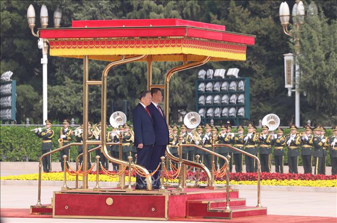 Tổng Bí thư, Chủ tịch nước Tô Lâm và Tổng Bí thư, Chủ tịch nước Trung Quốc Tập Cận Bình trên bục danh dự, nghe Quân nhạc cử Quốc thiều hai nước. Ảnh: Thống Nhất – TTXVN