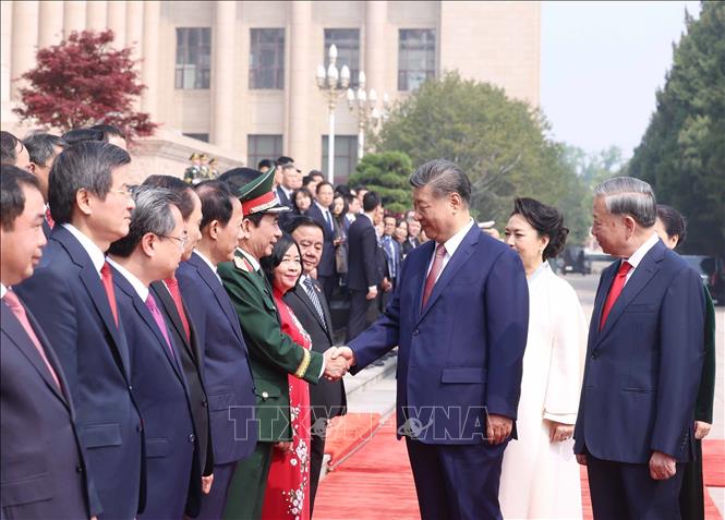 Tổng Bí thư, Chủ tịch nước Tô Lâm giới thiệu với Tổng Bí thư, Chủ tịch nước Trung Quốc Tập Cận Bình thành viên chính thức Đoàn Việt Nam. Ảnh: Thống Nhất – TTXVN