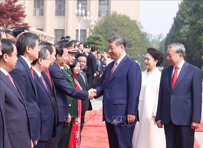 Tổng Bí thư, Chủ tịch nước Tô Lâm giới thiệu với Tổng Bí thư, Chủ tịch nước Trung Quốc Tập Cận Bình thành viên chính thức Đoàn Việt Nam. Ảnh: Thống Nhất – TTXVN