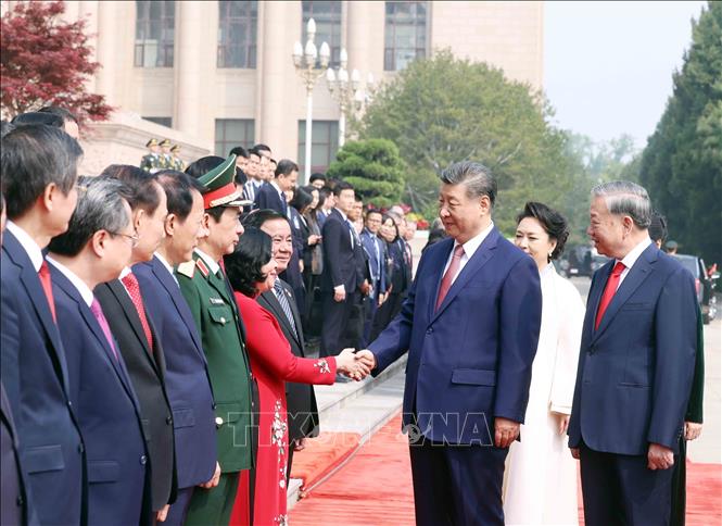 Tổng Bí thư, Chủ tịch nước Tô Lâm giới thiệu với Tổng Bí thư, Chủ tịch nước Trung Quốc Tập Cận Bình thành viên chính thức Đoàn Việt Nam. Ảnh: Thống Nhất – TTXVN