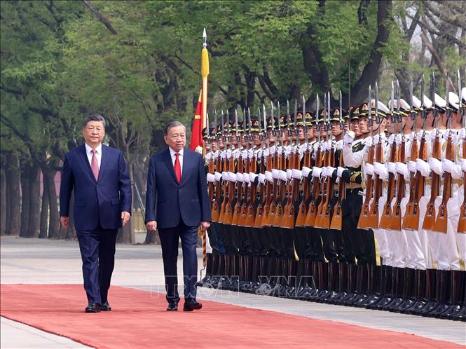 Tổng Bí thư, Chủ tịch nước Tô Lâm và Tổng Bí thư, Chủ tịch nước Trung Quốc Tập Cận Bình duyệt Đội danh dự Quân giải phóng Nhân dân Trung Quốc. Ảnh: Thống Nhất – TTXVN