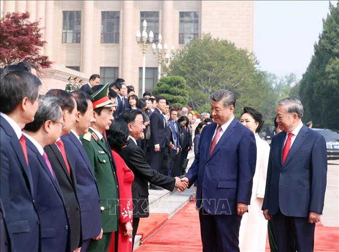 Tổng Bí thư, Chủ tịch nước Tô Lâm giới thiệu với Tổng Bí thư, Chủ tịch nước Trung Quốc Tập Cận Bình thành viên chính thức Đoàn Việt Nam. Ảnh: Thống Nhất – TTXVN