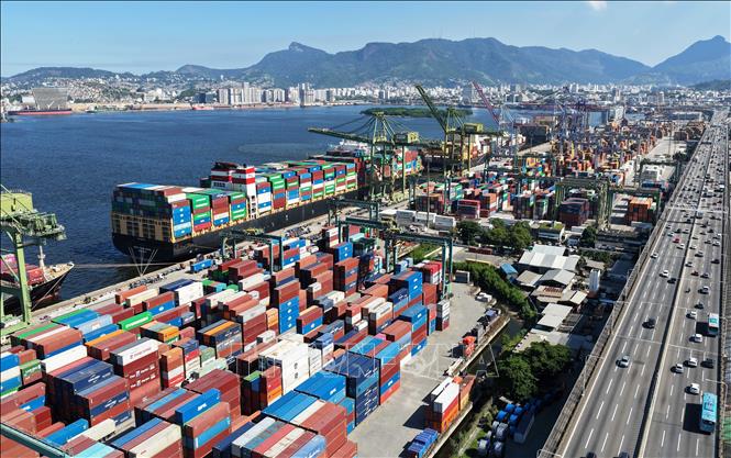 Cảng hàng hóa ở Rio de Janeiro, Brazil. Ảnh: THX/TTXVN