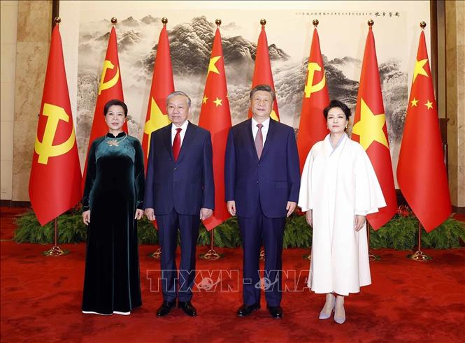 General Secretary of the Communist Party of China Central Committee and President of China Xi Jinping, General Secretary of the Communist Party of Vietnam (CPV) Central Committee and State President To Lam and their spouses pose for a group photo. VNA Photo: Thống Nhất