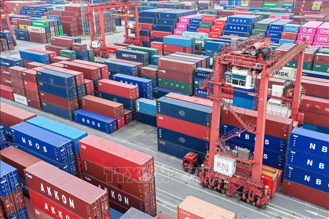 Cảng hàng hóa ở Giang Tô, Trung Quốc. Ảnh: THX/TTXVN