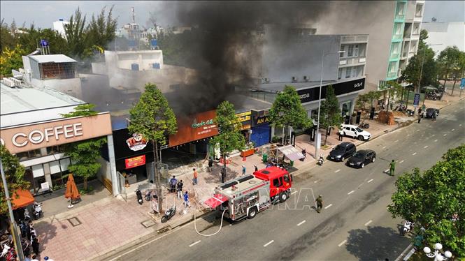 Lực lượng chức năng kịp thời có mặt khống chế, không để đám cháy lan rộng. Ảnh: Bùi Giang - TTXVN