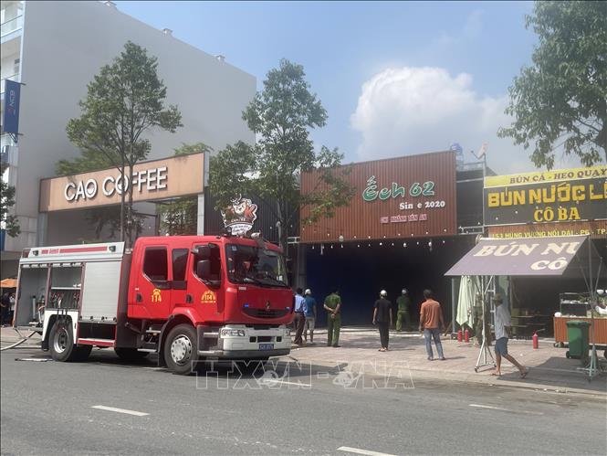 Lực lượng chức năng kịp thời có mặt khống chế, không để đám cháy lan rộng. Ảnh: Bùi Giang - TTXVN