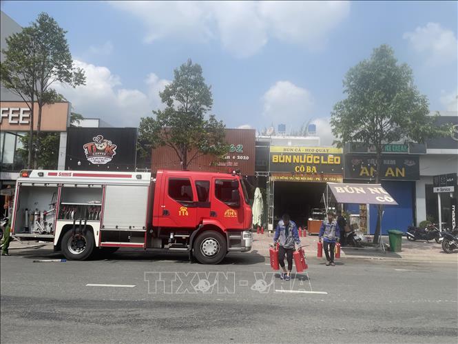 Lực lượng chức năng kịp thời có mặt khống chế, không để đám cháy lan rộng. Ảnh: Bùi Giang - TTXVN